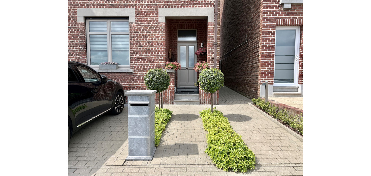 UNIEK AFGEWERKTE, MODERNE FAMILIEWONING MET PRACHTIG AANGELEGDE TUIN. RUSTIG GELEGEN