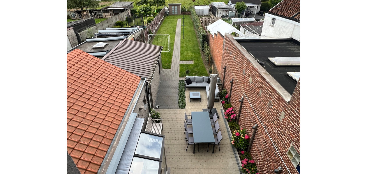 UNIEK AFGEWERKTE, MODERNE FAMILIEWONING MET PRACHTIG AANGELEGDE TUIN. RUSTIG GELEGEN