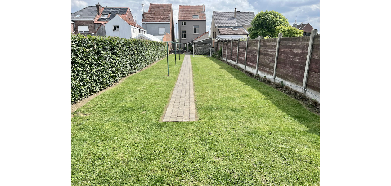 UNIEK AFGEWERKTE, MODERNE FAMILIEWONING MET PRACHTIG AANGELEGDE TUIN. RUSTIG GELEGEN