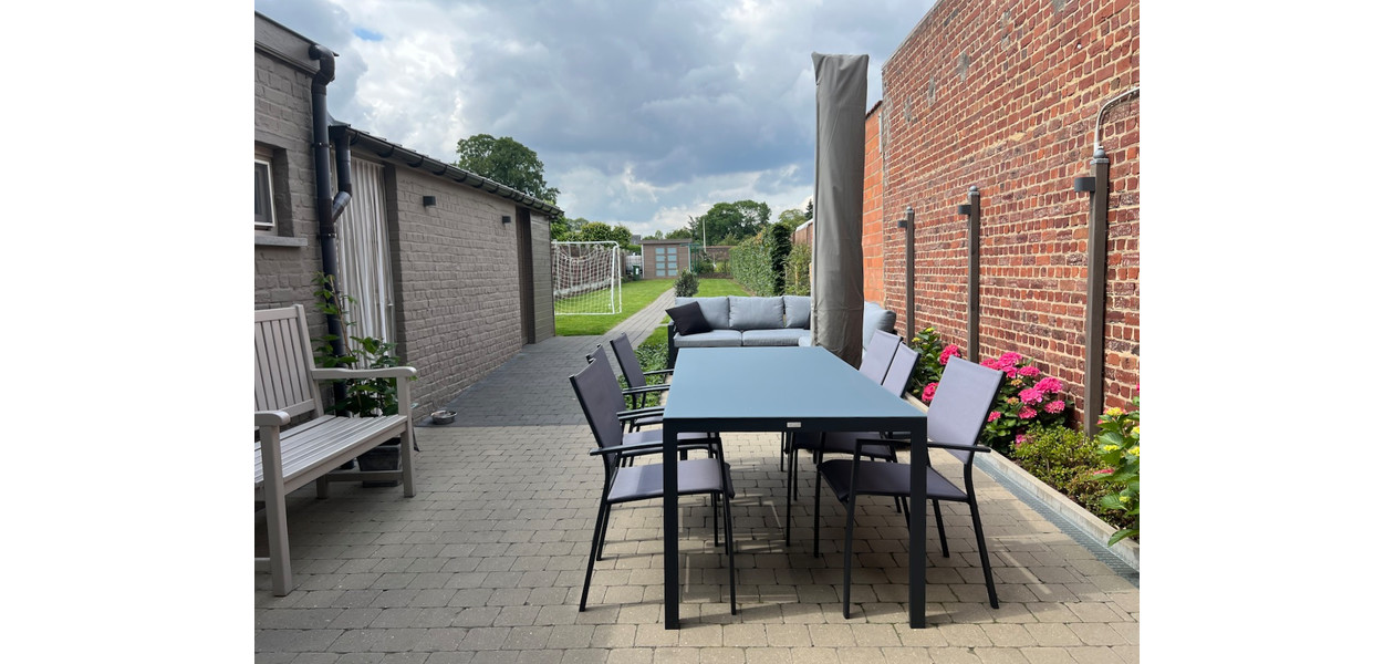 UNIEK AFGEWERKTE, MODERNE FAMILIEWONING MET PRACHTIG AANGELEGDE TUIN. RUSTIG GELEGEN