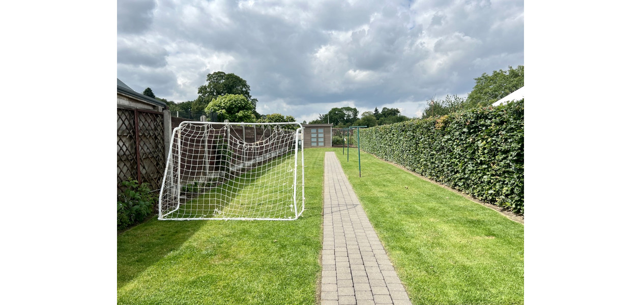 MAISON FAMILIALE MODERNE AUX FINITIONS UNIQUES AVEC JARDIN MAGNIFIQUEMENT PAYSAGER. ZONE TRANQUILLE