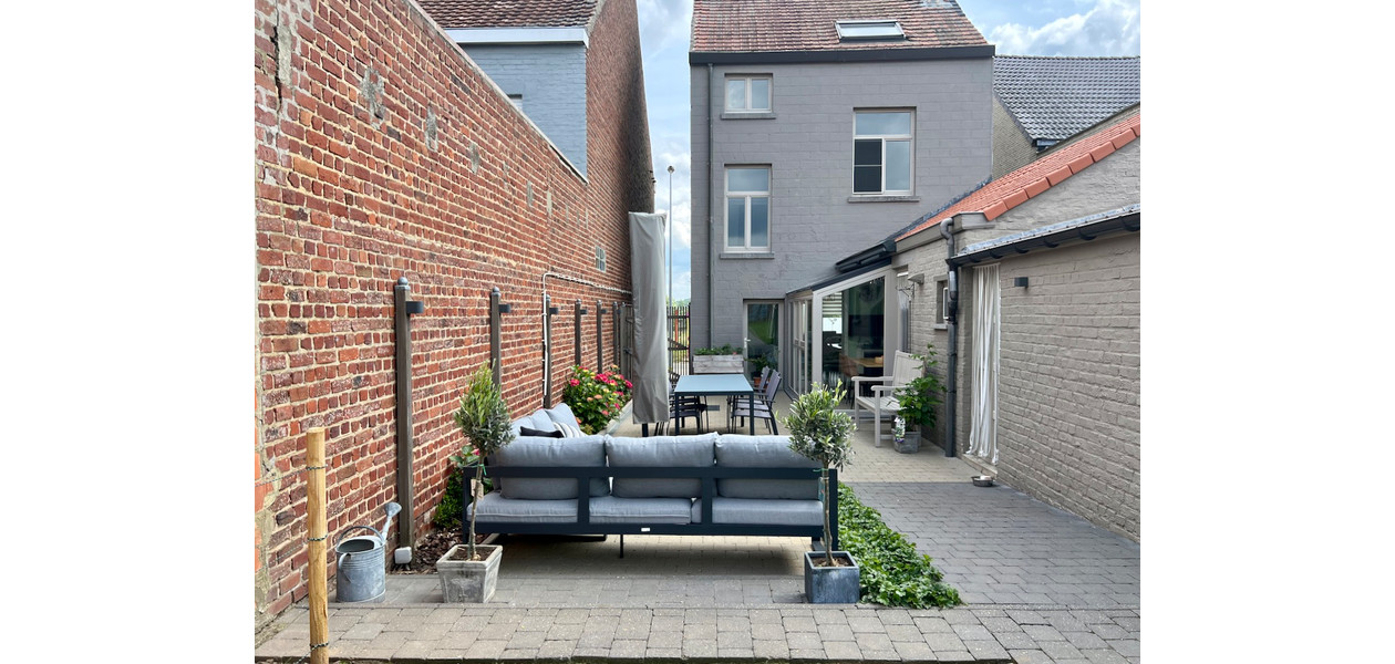 UNIEK AFGEWERKTE, MODERNE FAMILIEWONING MET PRACHTIG AANGELEGDE TUIN. RUSTIG GELEGEN