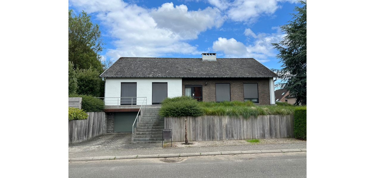 VILLA SPACIEUSE DANS QUARTIER RÉSIDENTIEL - 6 CHAMBRES.