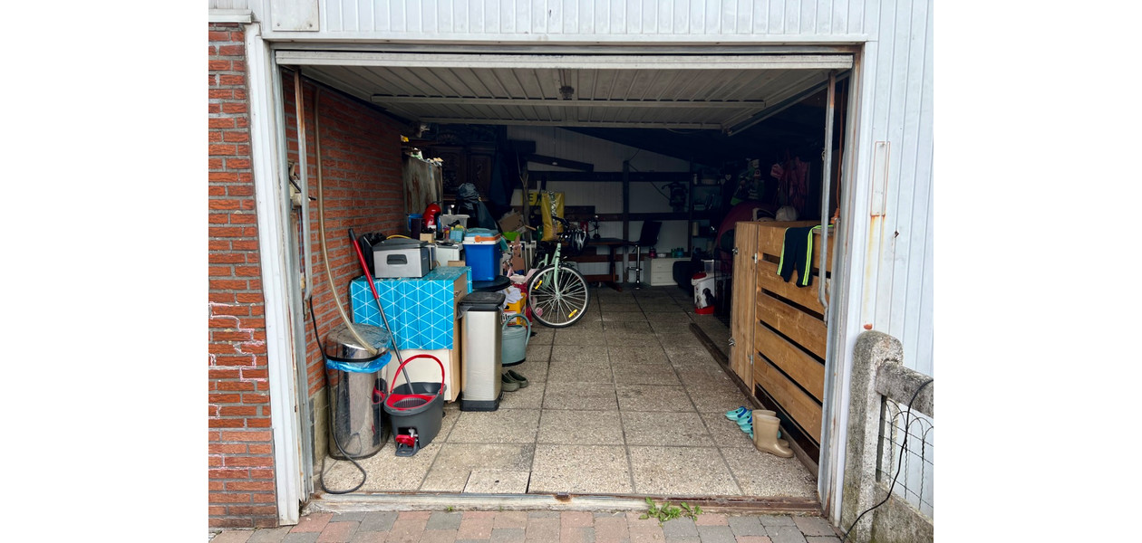 OP TE FRISSEN HEEL RUIM WONING, 4 SLPKMRS, GARAGE & TUIN.