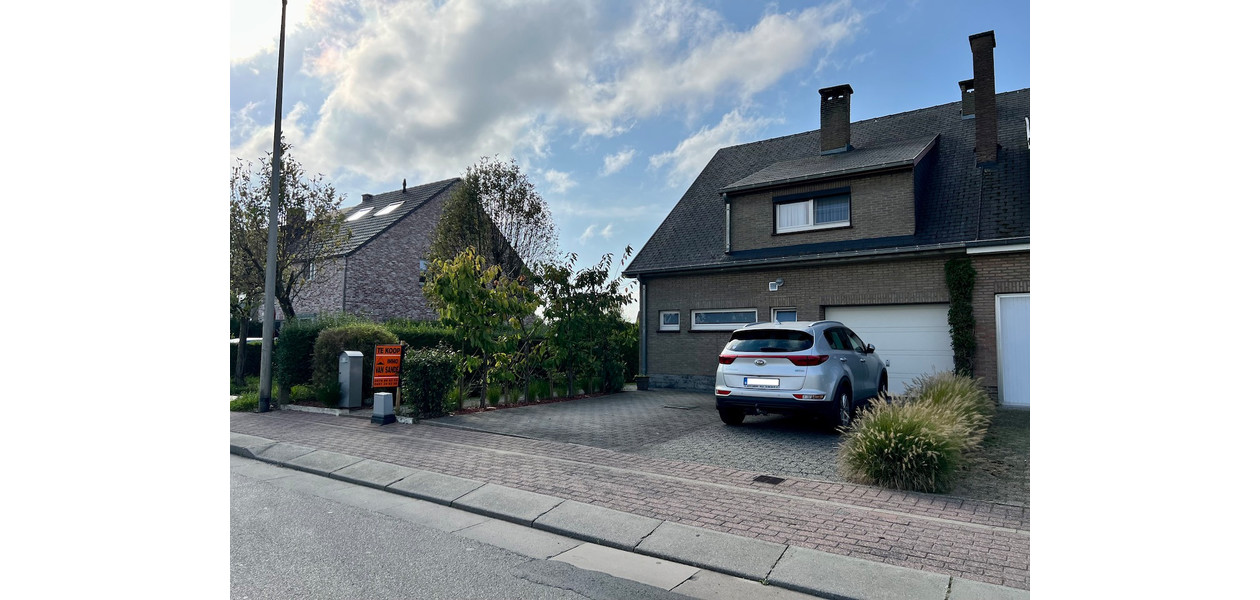 INSTAPKLARE HOB, 4 SLAAPKAMERS , TUIN , GARAGE