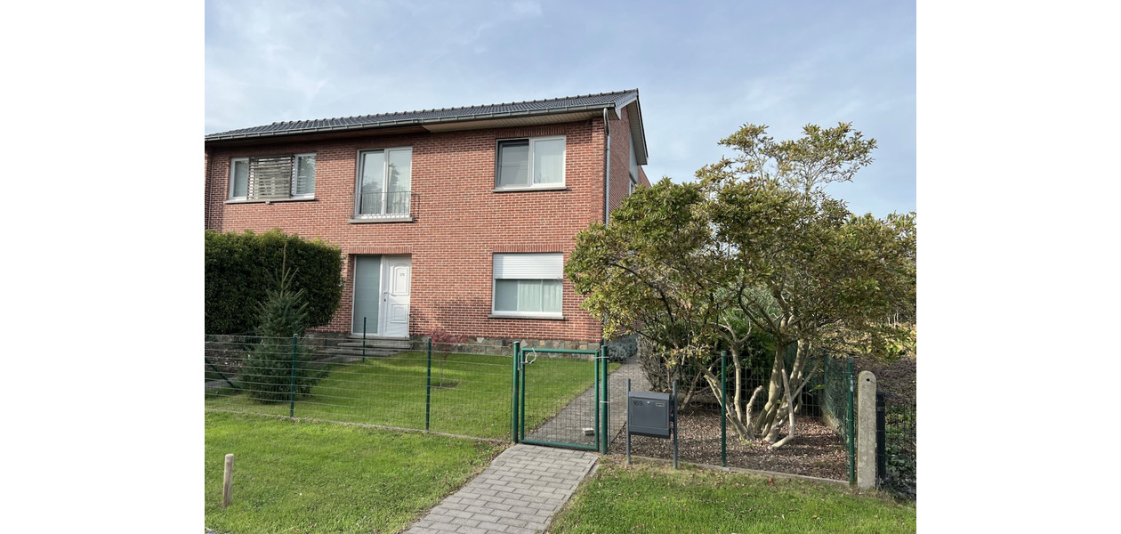 PRACHTIG GERENOVEERDE HALF OPEN BEBOUWING - 2 SLAAPKAMERS - TUIN - GARAGE