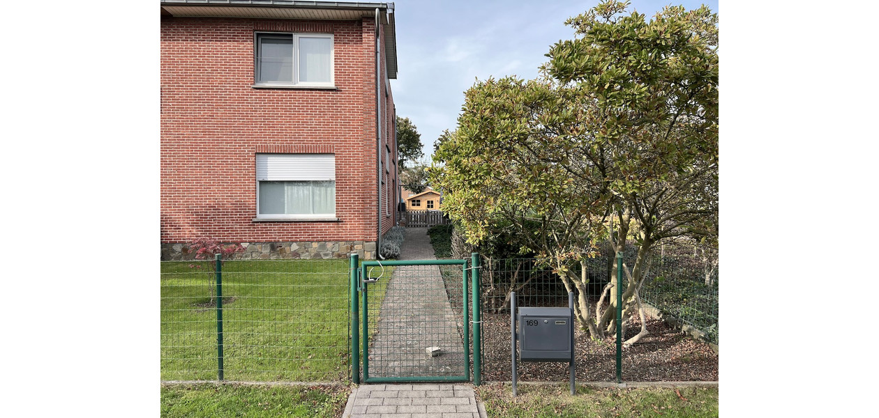 PRACHTIG GERENOVEERDE HALF OPEN BEBOUWING - 2 SLAAPKAMERS - TUIN - GARAGE