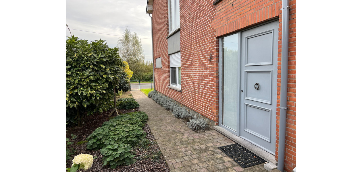 PRACHTIG GERENOVEERDE HALF OPEN BEBOUWING - 2 SLAAPKAMERS - TUIN - GARAGE