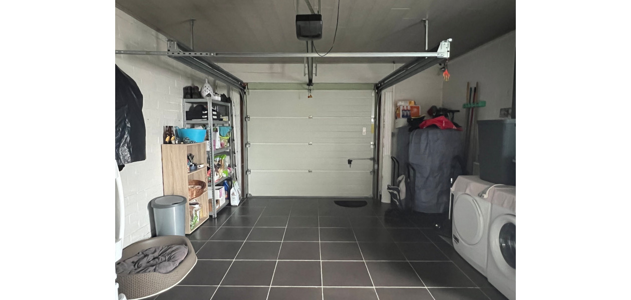 PRACHTIG GERENOVEERDE HALF OPEN BEBOUWING - 2 SLAAPKAMERS - TUIN - GARAGE