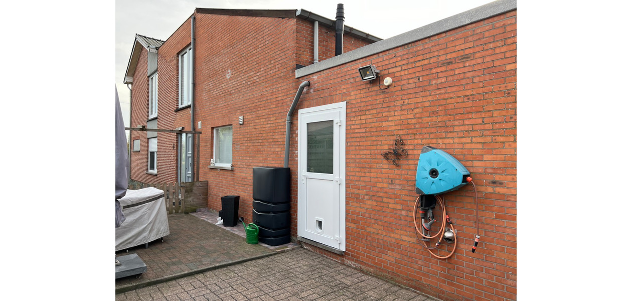 PRACHTIG GERENOVEERDE HALF OPEN BEBOUWING - 2 SLAAPKAMERS - TUIN - GARAGE