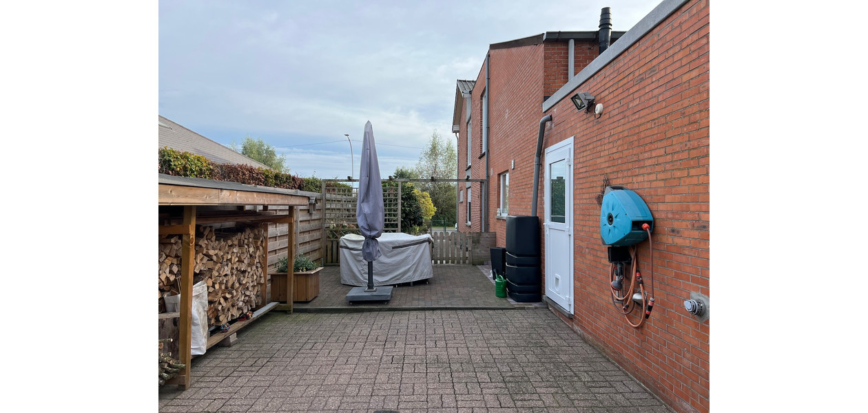 PRACHTIG GERENOVEERDE HALF OPEN BEBOUWING - 2 SLAAPKAMERS - TUIN - GARAGE