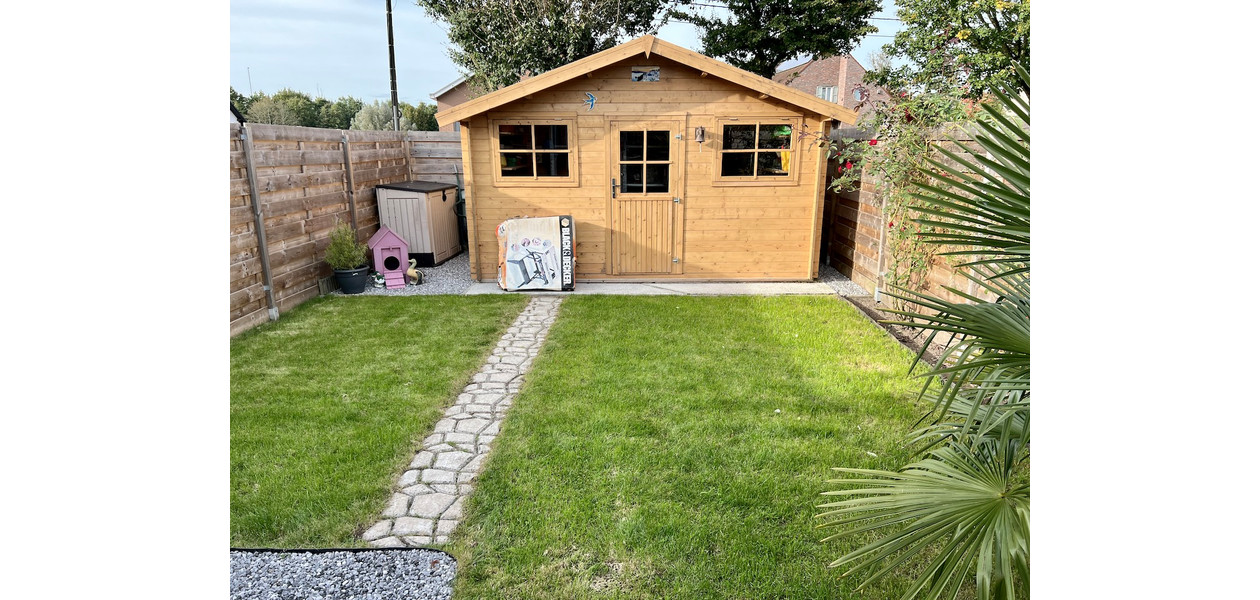 PRACHTIG GERENOVEERDE HALF OPEN BEBOUWING - 2 SLAAPKAMERS - TUIN - GARAGE