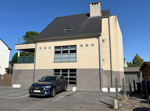 MODERN, RUIM, LICHTRIJK APP MET 2 SLAAPKAMERS, TERRAS EN STAANPLAATS
