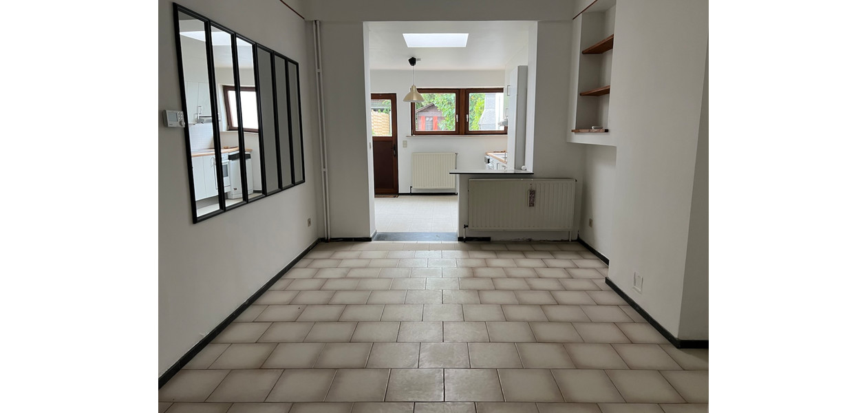 HEEL RUIME GEZINSWONING MET 3 SLPKMRS, ZIJ-INGANG EN TUIN