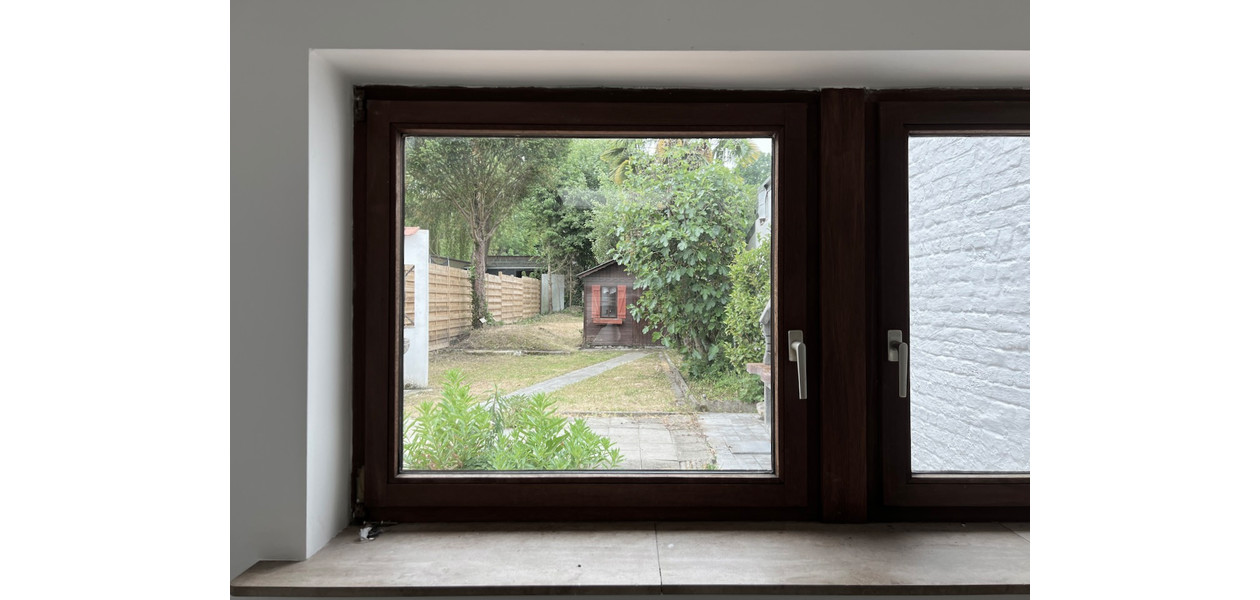 HEEL RUIME GEZINSWONING MET 3 SLPKMRS, ZIJ-INGANG EN TUIN