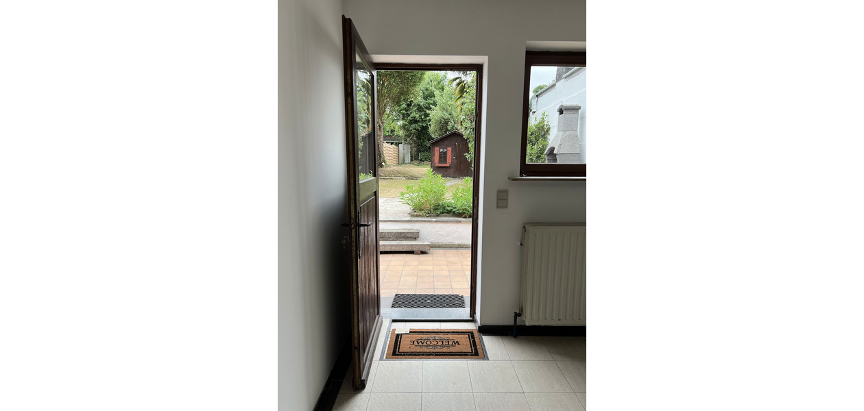 HEEL RUIME GEZINSWONING MET 3 SLPKMRS, ZIJ-INGANG EN TUIN