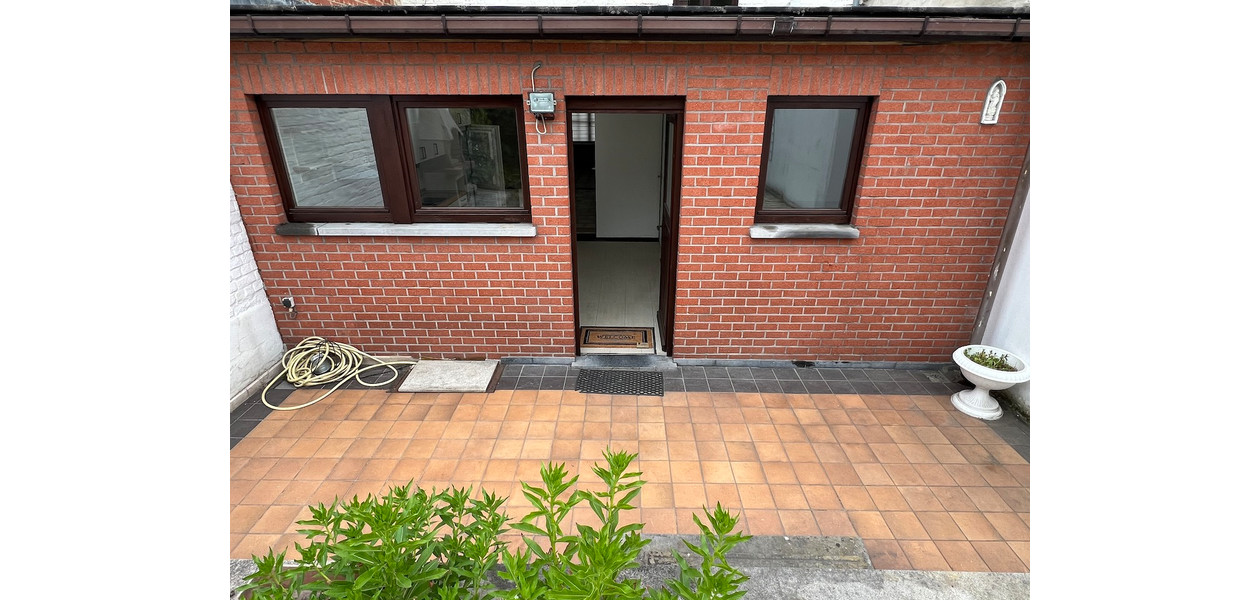 HEEL RUIME GEZINSWONING MET 3 SLPKMRS, ZIJ-INGANG EN TUIN