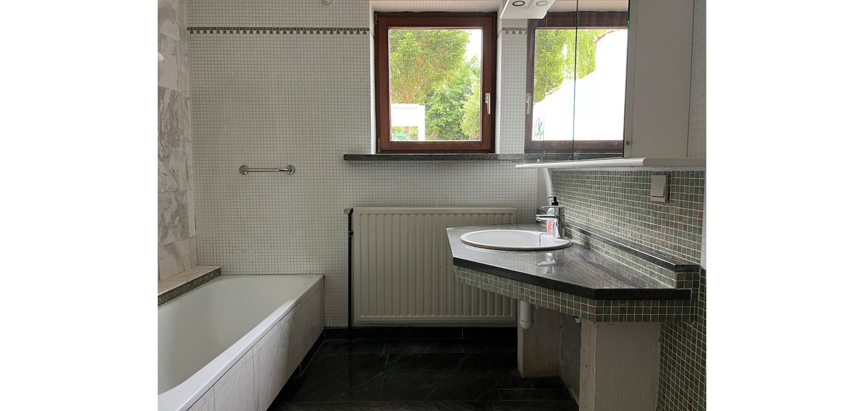 HEEL RUIME GEZINSWONING MET 3 SLPKMRS, ZIJ-INGANG EN TUIN
