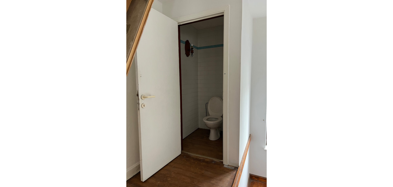 HEEL RUIME GEZINSWONING MET 3 SLPKMRS, ZIJ-INGANG EN TUIN