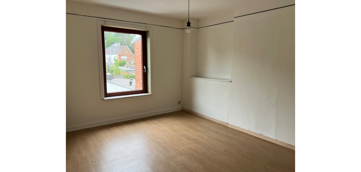HEEL RUIME GEZINSWONING MET 3 SLPKMRS, ZIJ-INGANG EN TUIN