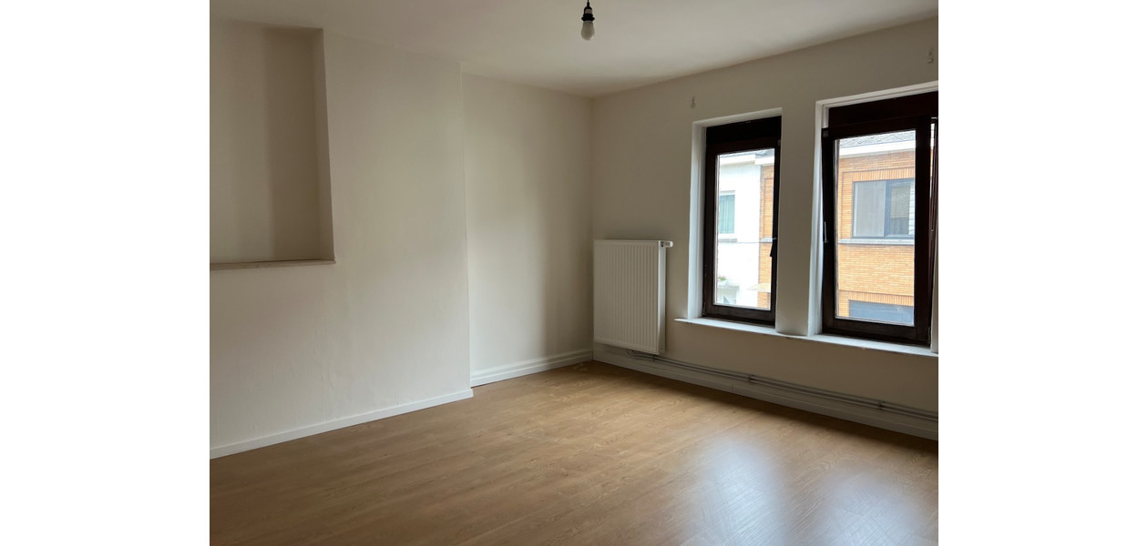 HEEL RUIME GEZINSWONING MET 3 SLPKMRS, ZIJ-INGANG EN TUIN