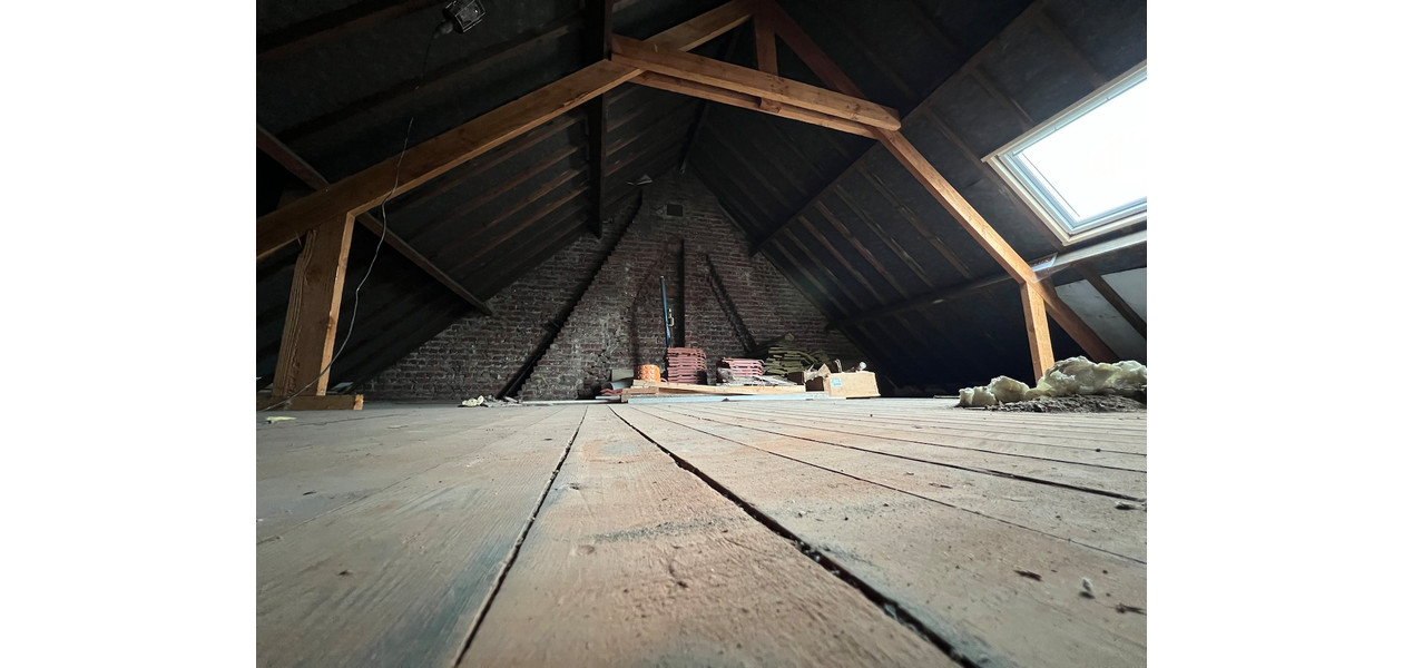 HEEL RUIME GEZINSWONING MET 3 SLPKMRS, ZIJ-INGANG EN TUIN