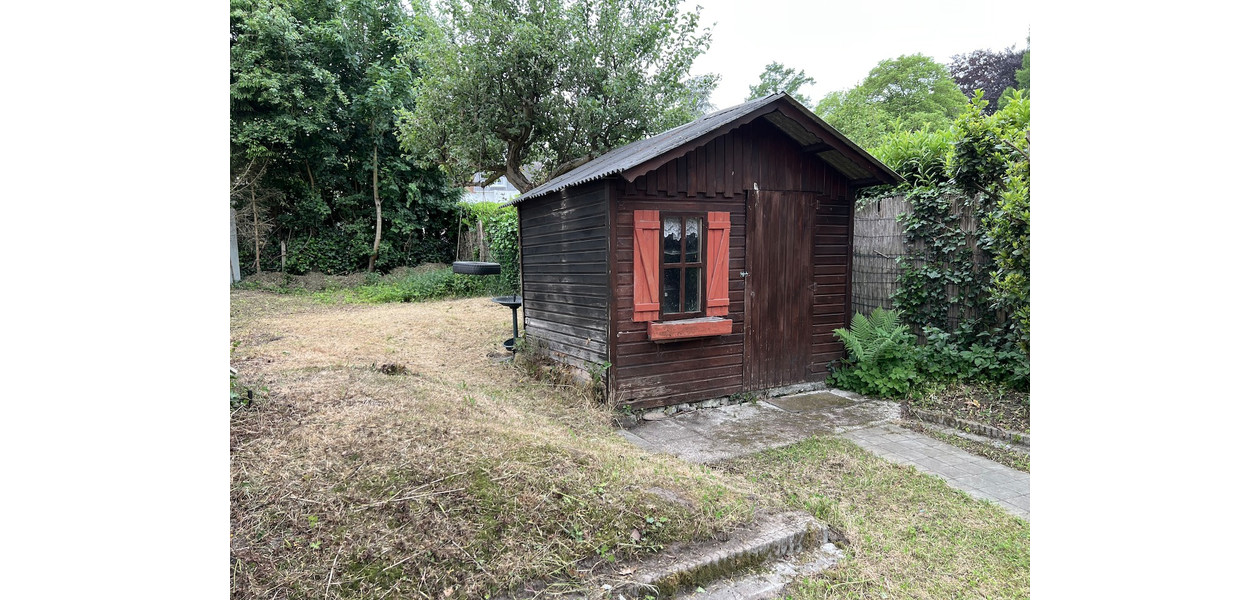 HEEL RUIME GEZINSWONING MET 3 SLPKMRS, ZIJ-INGANG EN TUIN