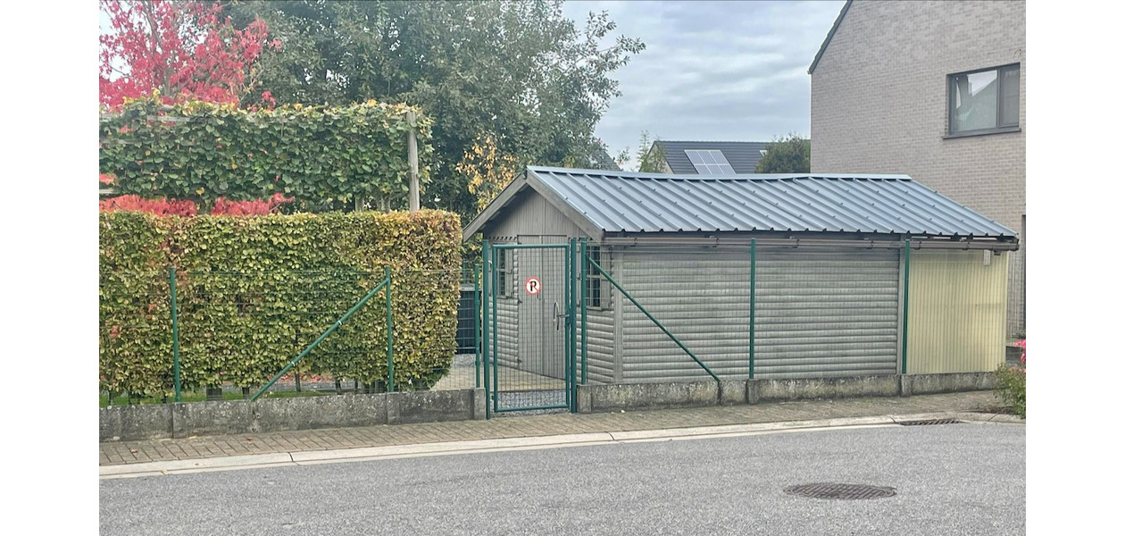 UITERST RUSTIG EN RESIDENTIEEL HOB MET 4 SLAAPKAMERS, GARAGE EN PRACHTIGE TUIN