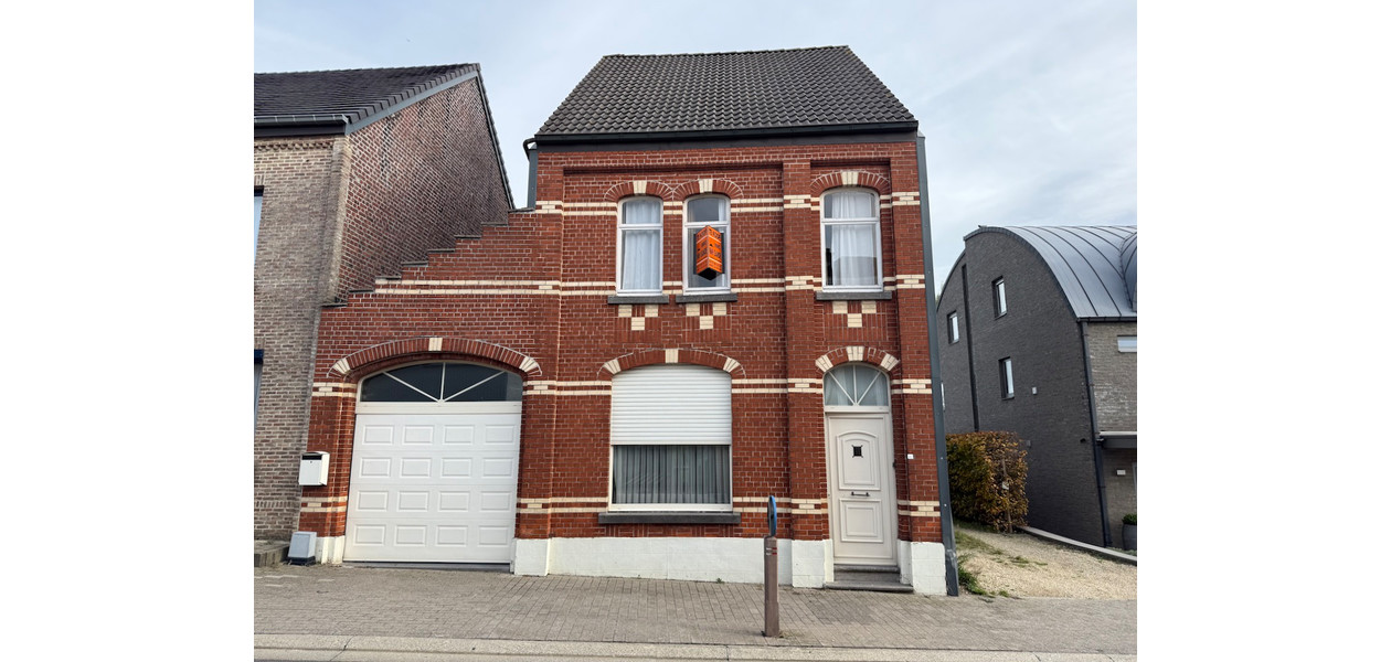 RUIME TE RENOVEREN STIJLVOLLE WONING MET IMMENSE TUIN, GARAGE