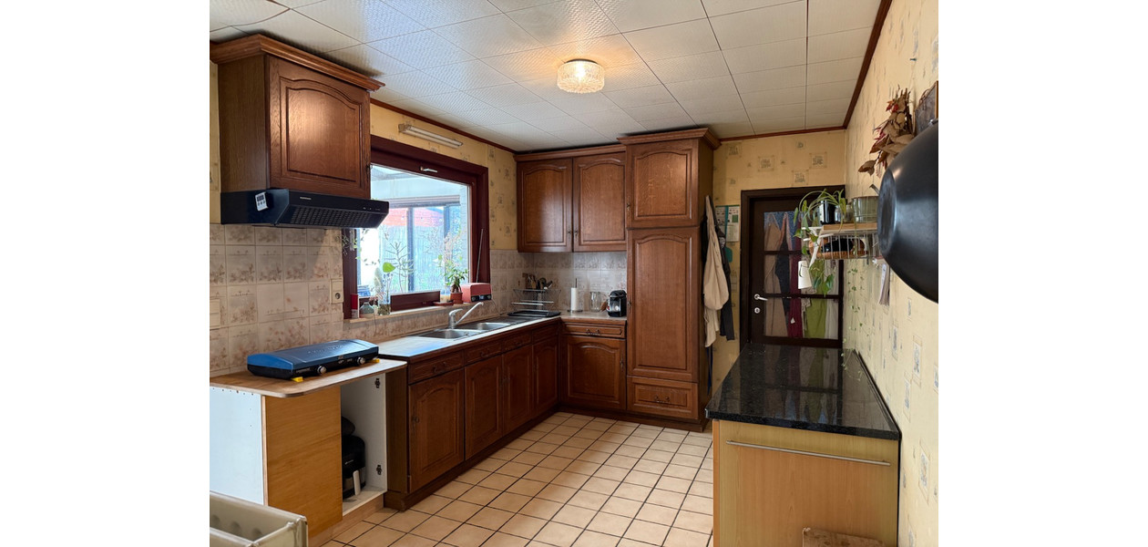 RUIME TE RENOVEREN STIJLVOLLE WONING MET IMMENSE TUIN, GARAGE