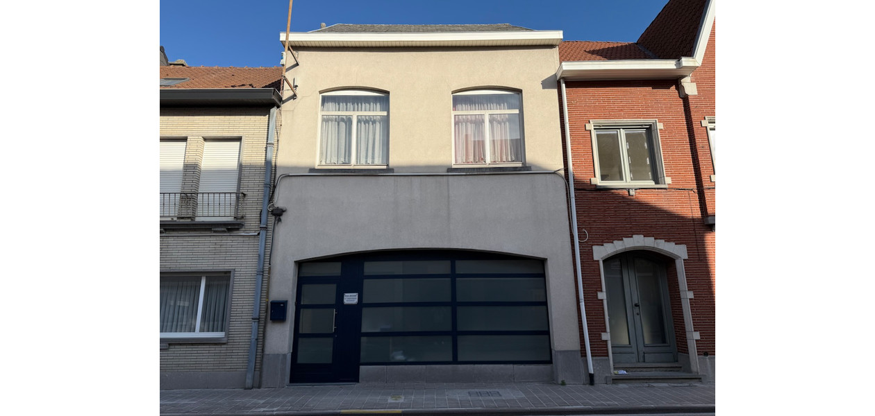 HEEL RUIME GEZINSWONING  IN VOLLE CENTRUM. TUIN & GARAGE