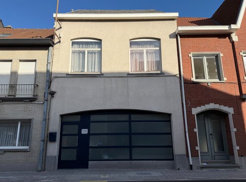 HEEL RUIME GEZINSWONING  IN VOLLE CENTRUM. TUIN & GARAGE