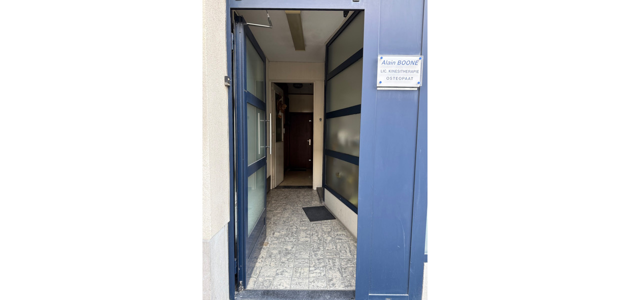 HEEL RUIME GEZINSWONING  IN VOLLE CENTRUM. TUIN & GARAGE