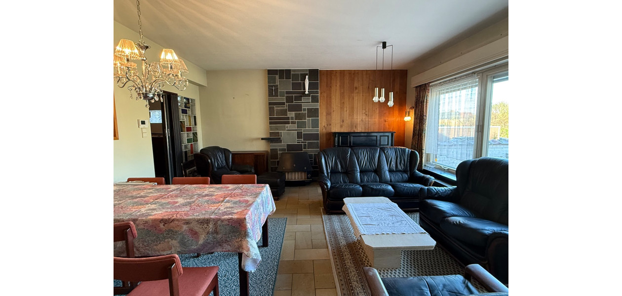 HEEL RUIME GEZINSWONING  IN VOLLE CENTRUM. TUIN & GARAGE