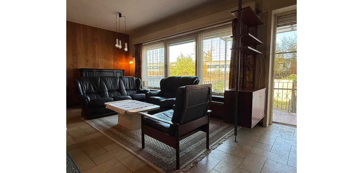 HEEL RUIME GEZINSWONING  IN VOLLE CENTRUM. TUIN & GARAGE