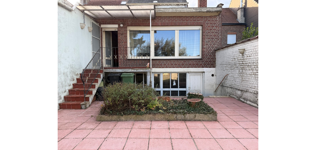 HEEL RUIME GEZINSWONING  IN VOLLE CENTRUM. TUIN & GARAGE