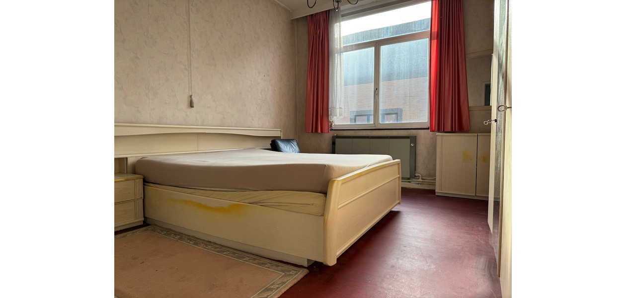 HEEL RUIME GEZINSWONING  IN VOLLE CENTRUM. TUIN & GARAGE