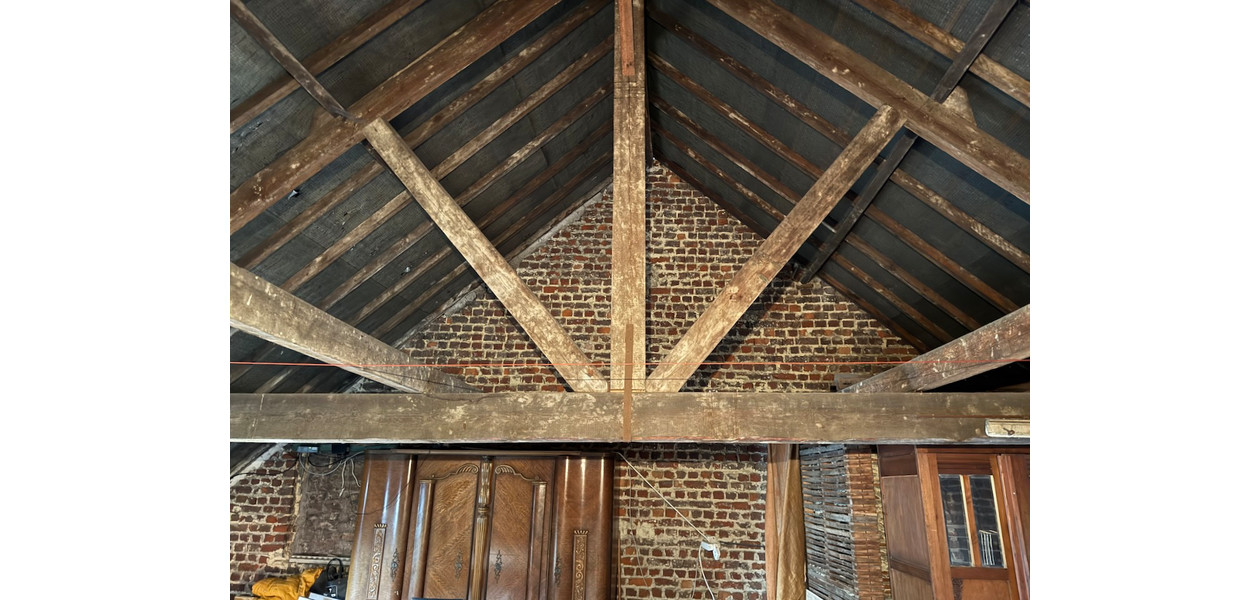 HEEL RUIME GEZINSWONING  IN VOLLE CENTRUM. TUIN & GARAGE