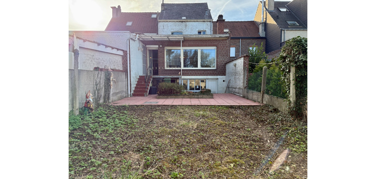 HEEL RUIME GEZINSWONING  IN VOLLE CENTRUM. TUIN & GARAGE