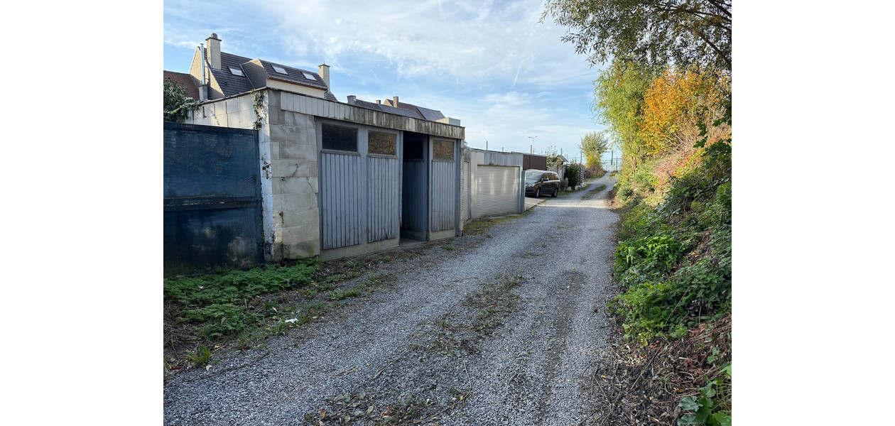 HEEL RUIME GEZINSWONING  IN VOLLE CENTRUM. TUIN & GARAGE