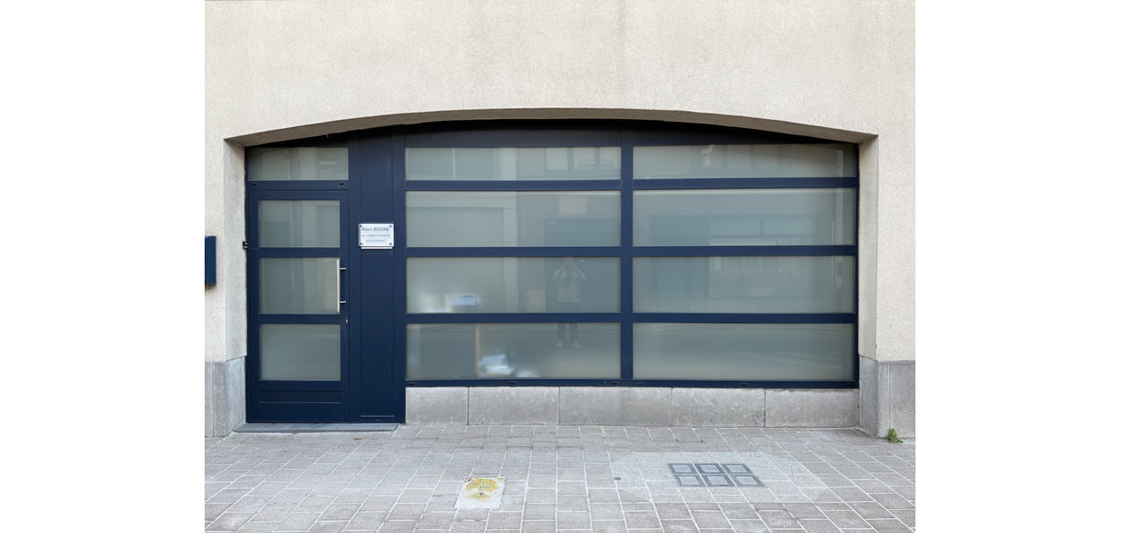 HEEL RUIME GEZINSWONING  IN VOLLE CENTRUM. TUIN & GARAGE