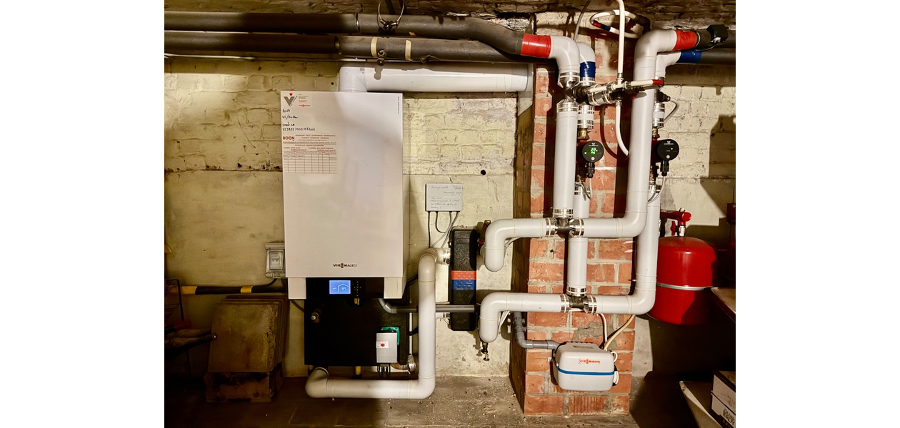 HEEL RUIME GEZINSWONING  IN VOLLE CENTRUM. TUIN & GARAGE