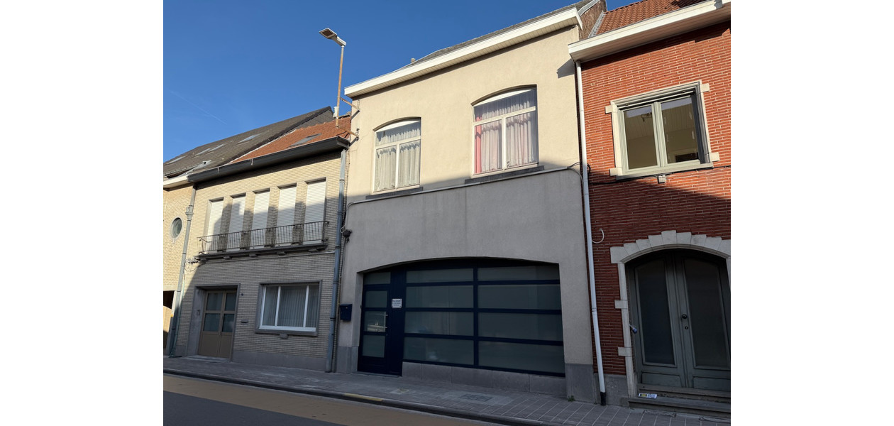 HEEL RUIME GEZINSWONING  IN VOLLE CENTRUM. TUIN & GARAGE