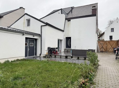 VOLLEDIG GERENOVEERDE RUIME GEZINSWONING. RUSTIG GELEGEN