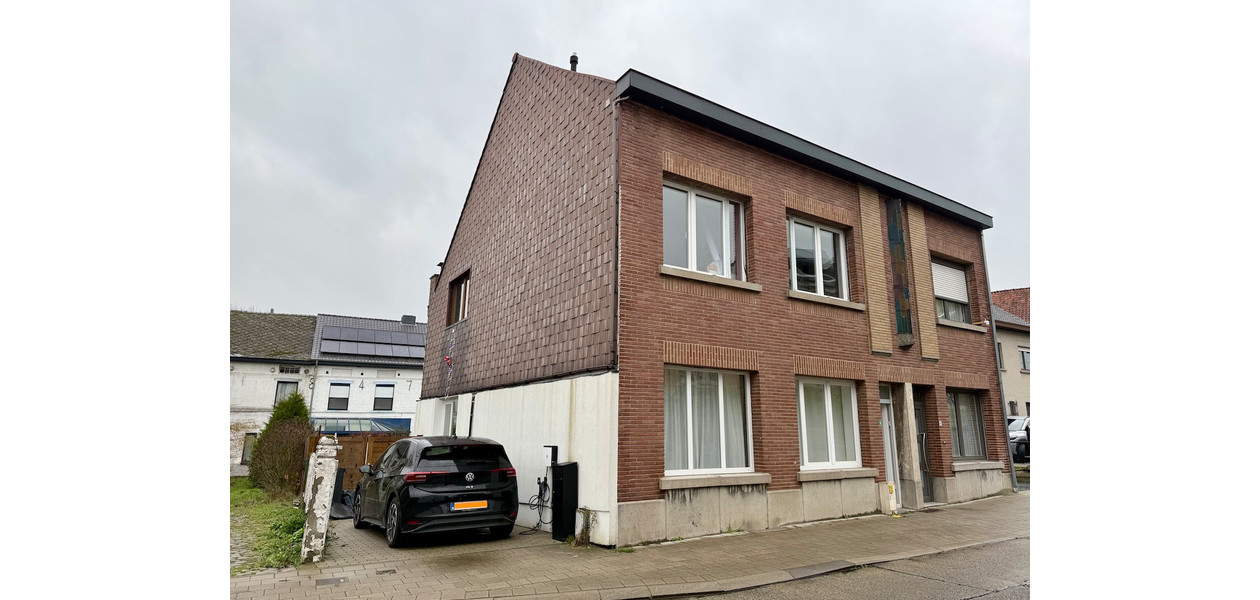 VOLLEDIG GERENOVEERDE RUIME GEZINSWONING. RUSTIG GELEGEN