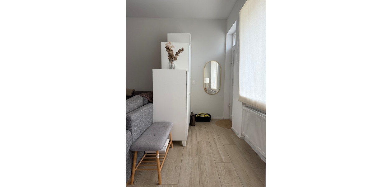 VOLLEDIG GERENOVEERDE RUIME GEZINSWONING. RUSTIG GELEGEN