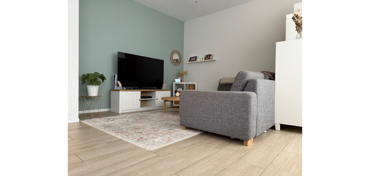 VOLLEDIG GERENOVEERDE RUIME GEZINSWONING. RUSTIG GELEGEN