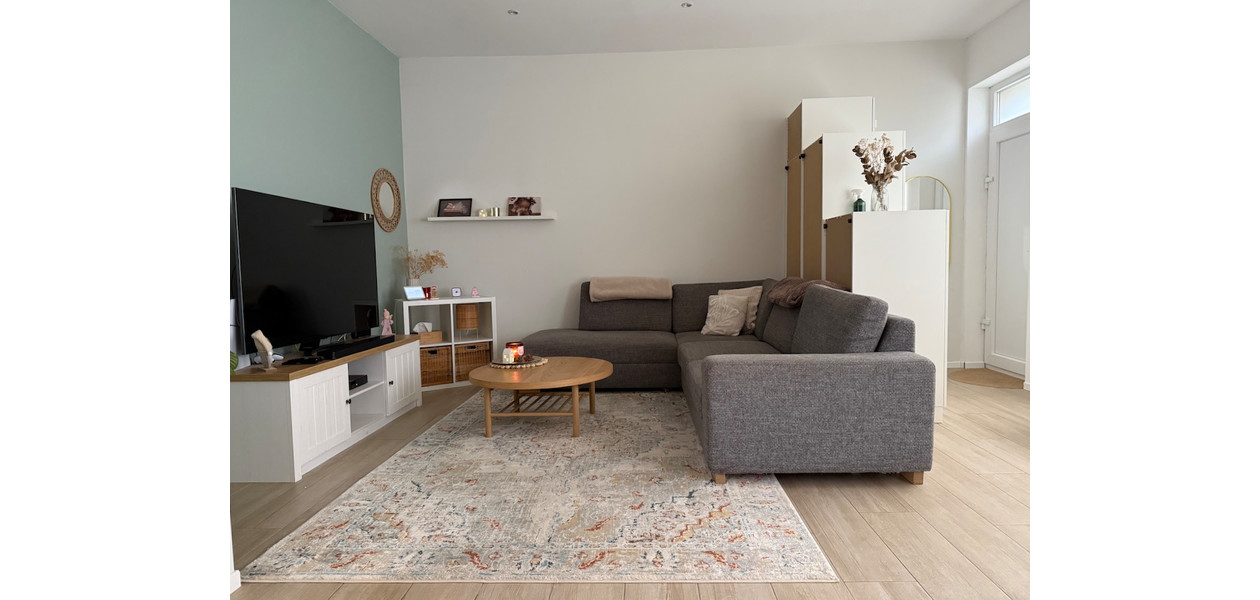 VOLLEDIG GERENOVEERDE RUIME GEZINSWONING. RUSTIG GELEGEN