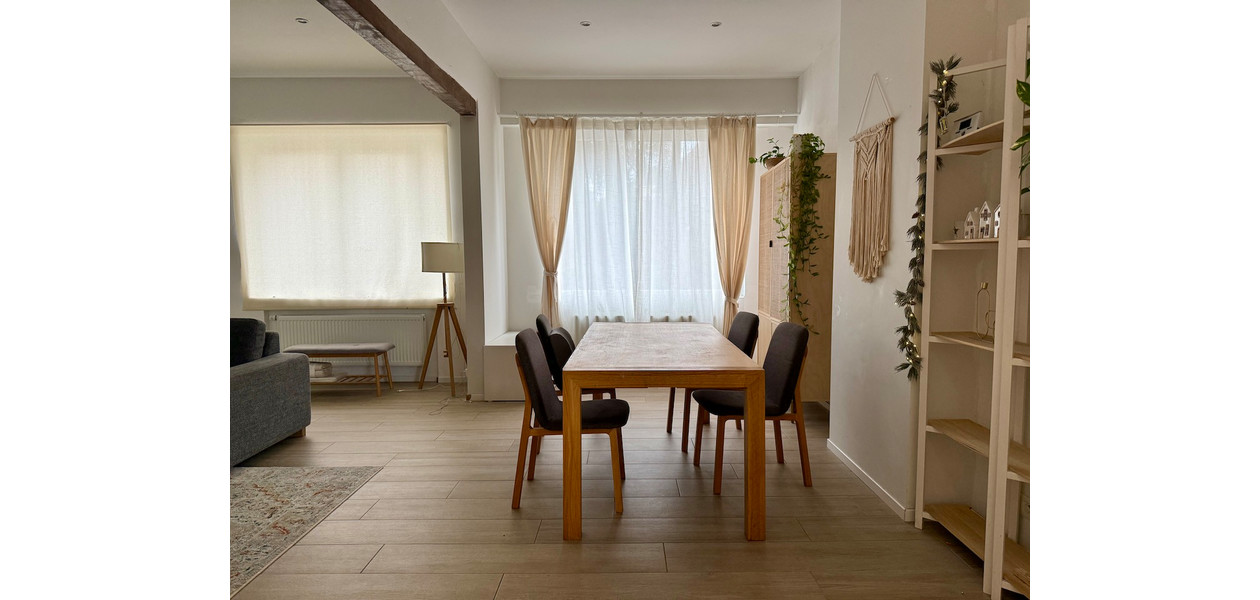 VOLLEDIG GERENOVEERDE RUIME GEZINSWONING. RUSTIG GELEGEN