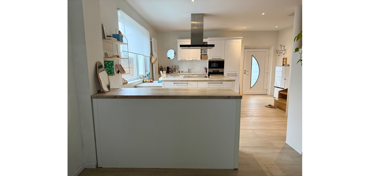 VOLLEDIG GERENOVEERDE RUIME GEZINSWONING. RUSTIG GELEGEN